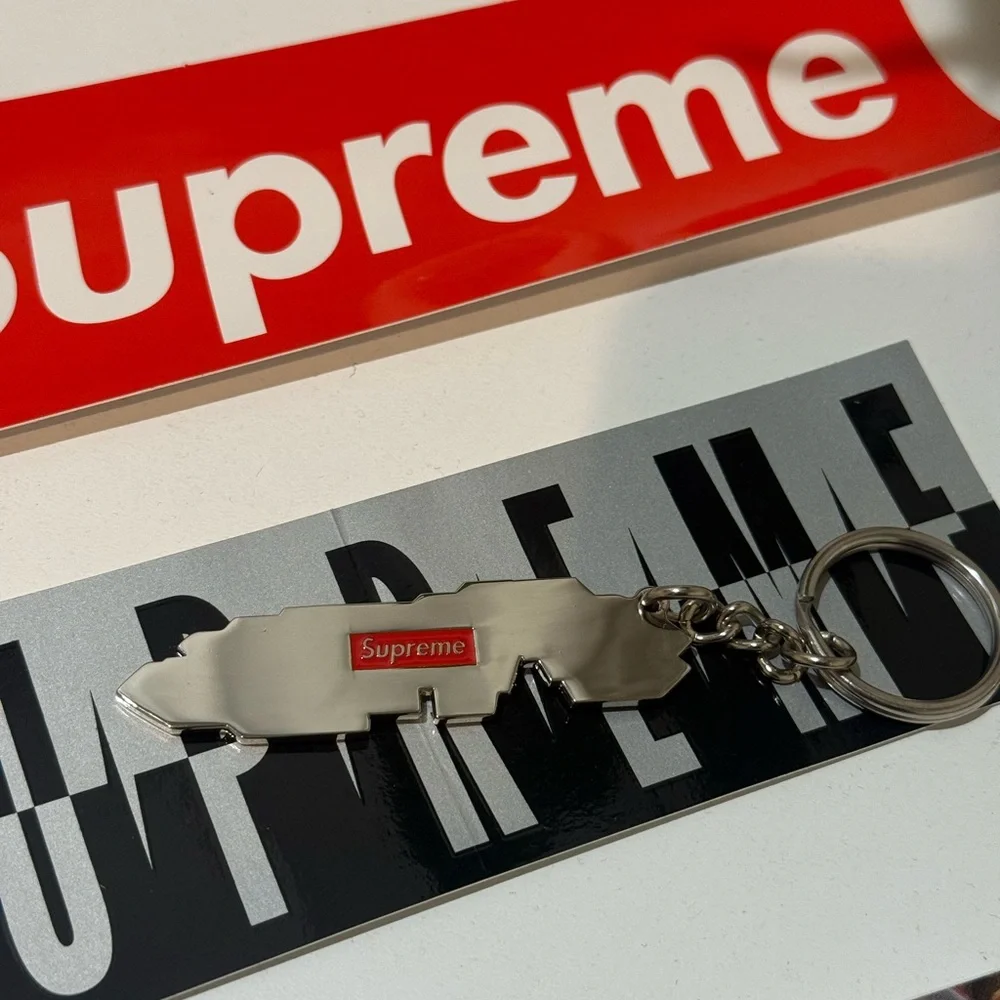 Supreme Delta Logo Keychain Black - Picture 3 of 3